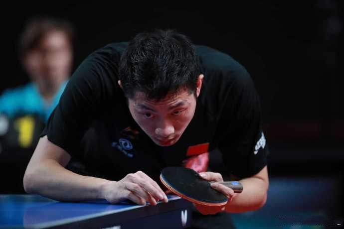 套娃，久保建英坐在涩谷的大久保建英像下握着一个小久保建英