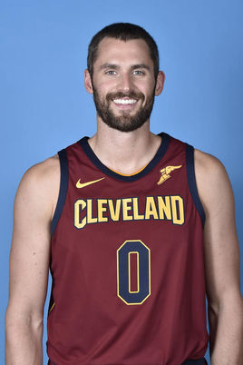 阿图什杯球员进球后跑上看台给母亲献花，后两黄变一红被罚下